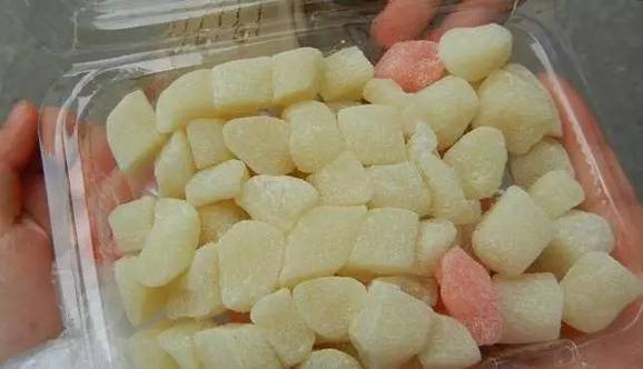 橘红糕最早源于南浔,成品为一厘米见方的小块,一盒红白色橘红糕各