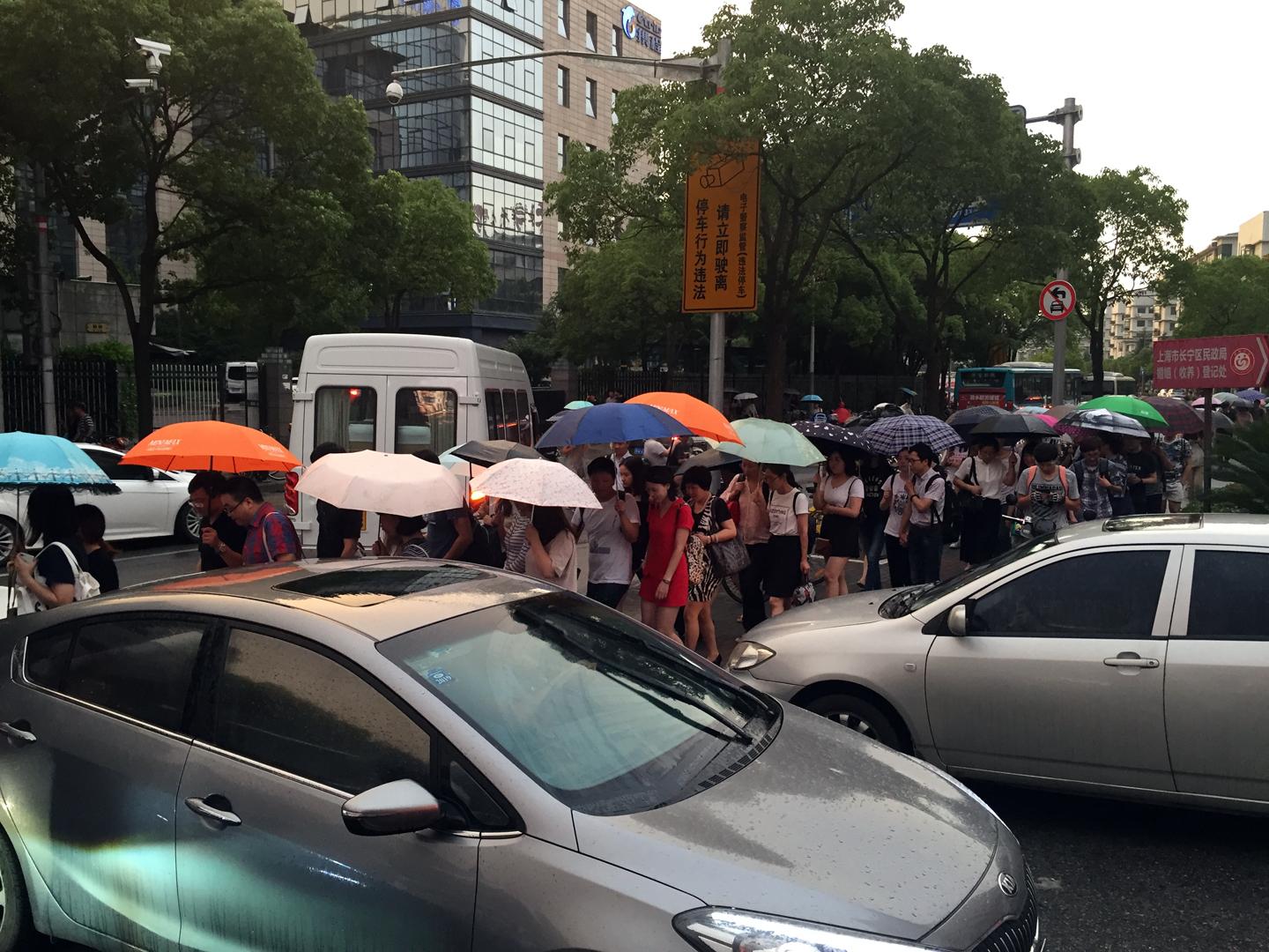 淞虹路p r停車場 下班時竟然花1個小時都開不出去