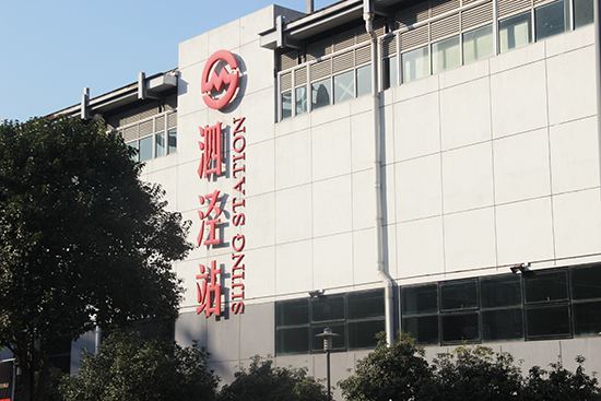 沪9号线泗泾地铁站高峰候车犹如蒸桑拿 乘客:候车汗流浃背