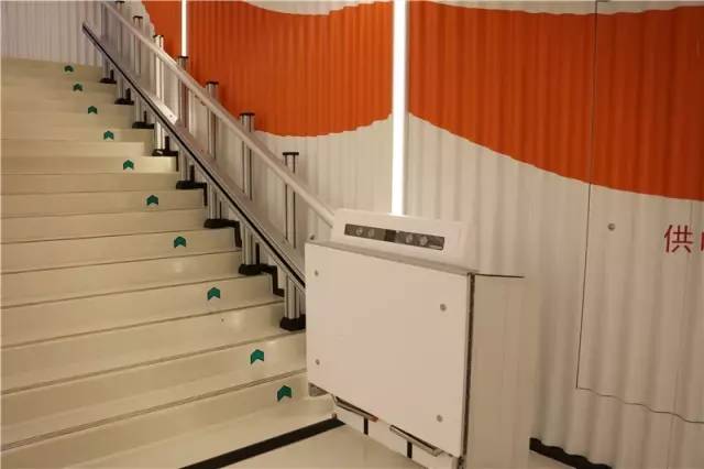 通道内的残疾人专用梯