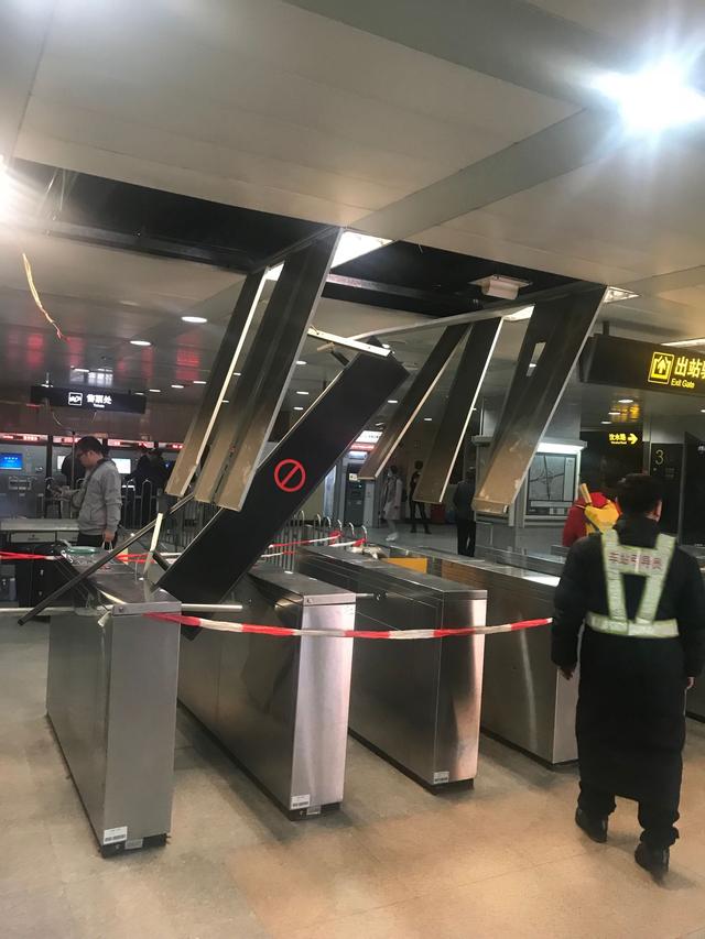 上海热线hot新闻——刚过晚高峰 上海地铁1号线汶水路站台天花板掉落