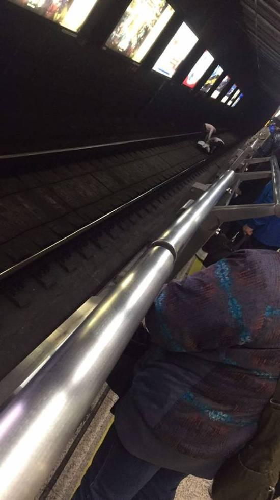 上海地铁2号线一名男乘客跳入轨道 被列车冲撞身亡