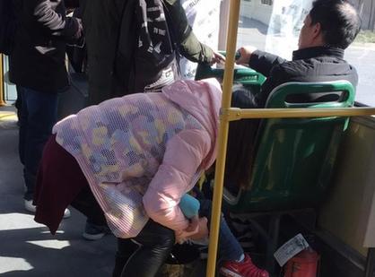 公交垃圾桶变“公厕”！女子车内手托幼子把尿 吓得爷叔立马让座