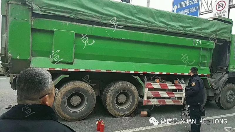 上海热线hot新闻——浦东惠南地区渣土车撞非机动车 骑车男子身亡