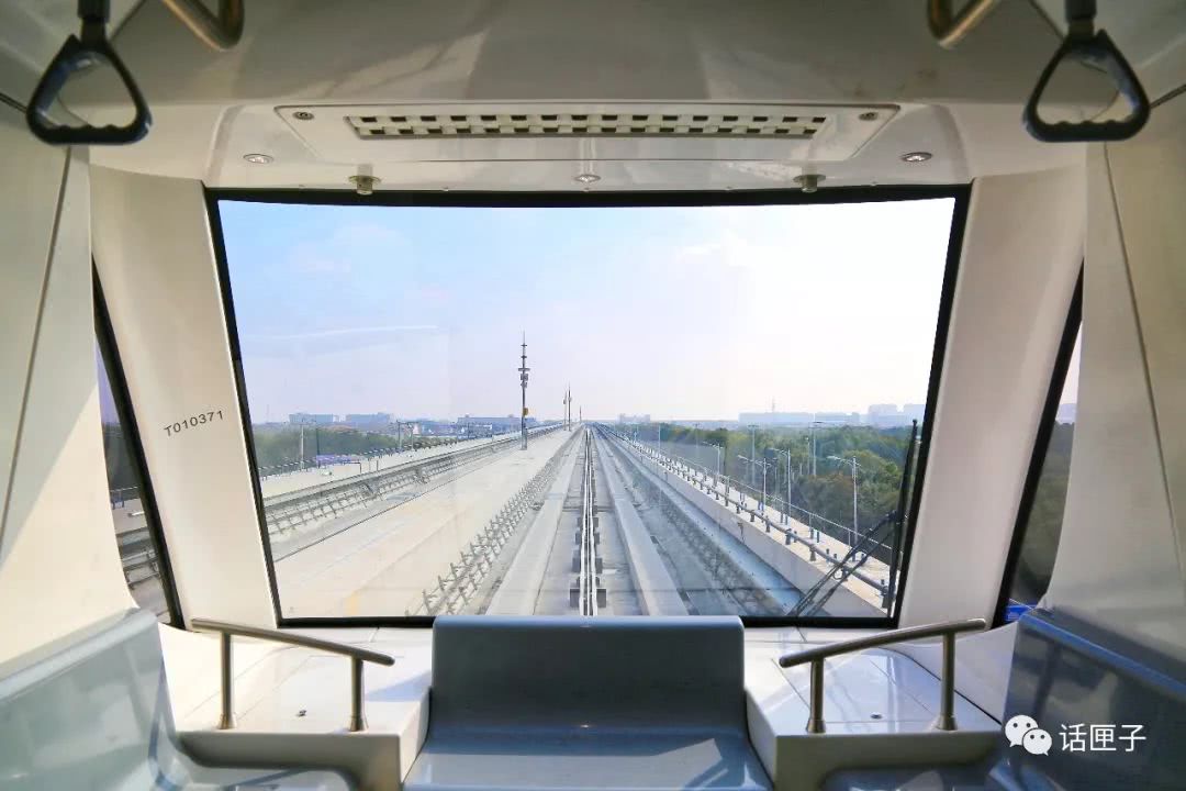 上车,全自动无人驾驶,列车头尾都没有驾驶室,这视野,无敌!
