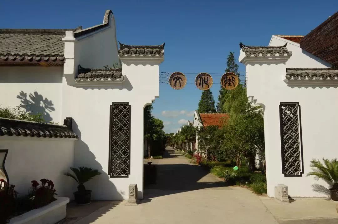 热点新闻     景点名称:前卫村   节目:巧村娘棕艺比赛;古风园赠香囊