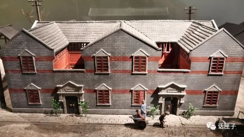 一条铁轨,一座尖顶建筑,一位历史的亲历者……一道