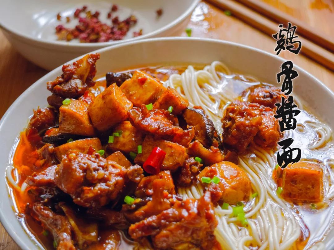 现在一年四季都能吃到啦~      鸡骨酱以蚕豆,童子鸡