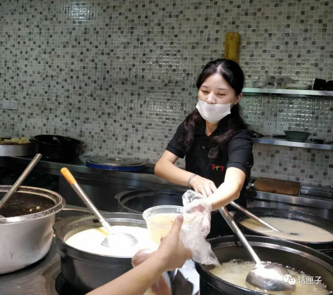 陈依依在餐厅做打饭打菜员工作