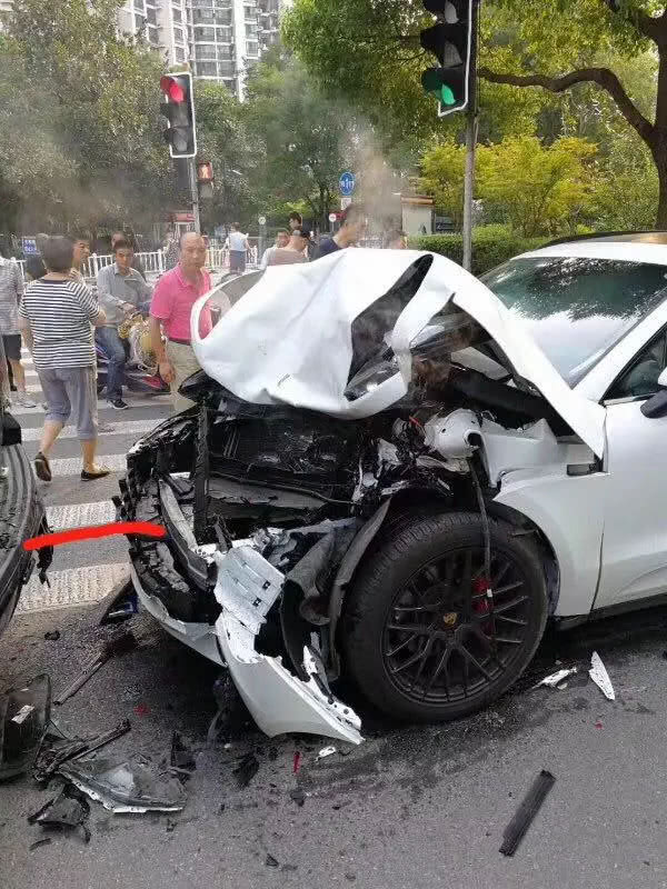 两个小囡游乐园里不开心,双方妈妈对骂,一位爸爸跳出来一阵乱打,结果