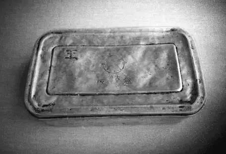 现在几乎见不到的铁饭盒