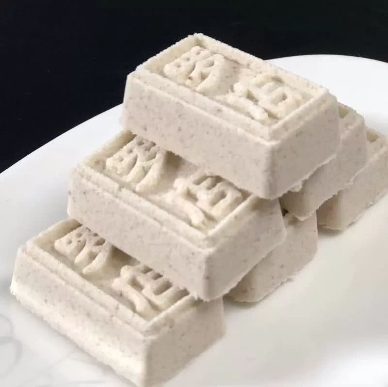 一块小小的乳白色糕点