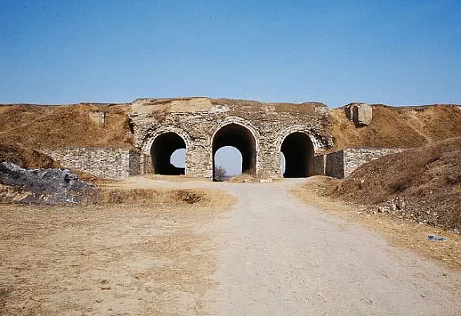 安徽凤阳明中都城墙西门 图张志刚