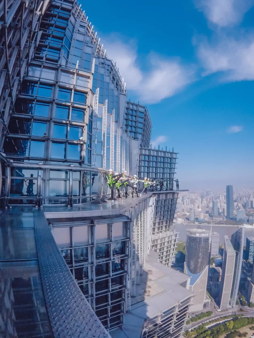 一直只能任人仰望的金茂大厦,你敢走一次它的 高空玻璃栈道,让上海