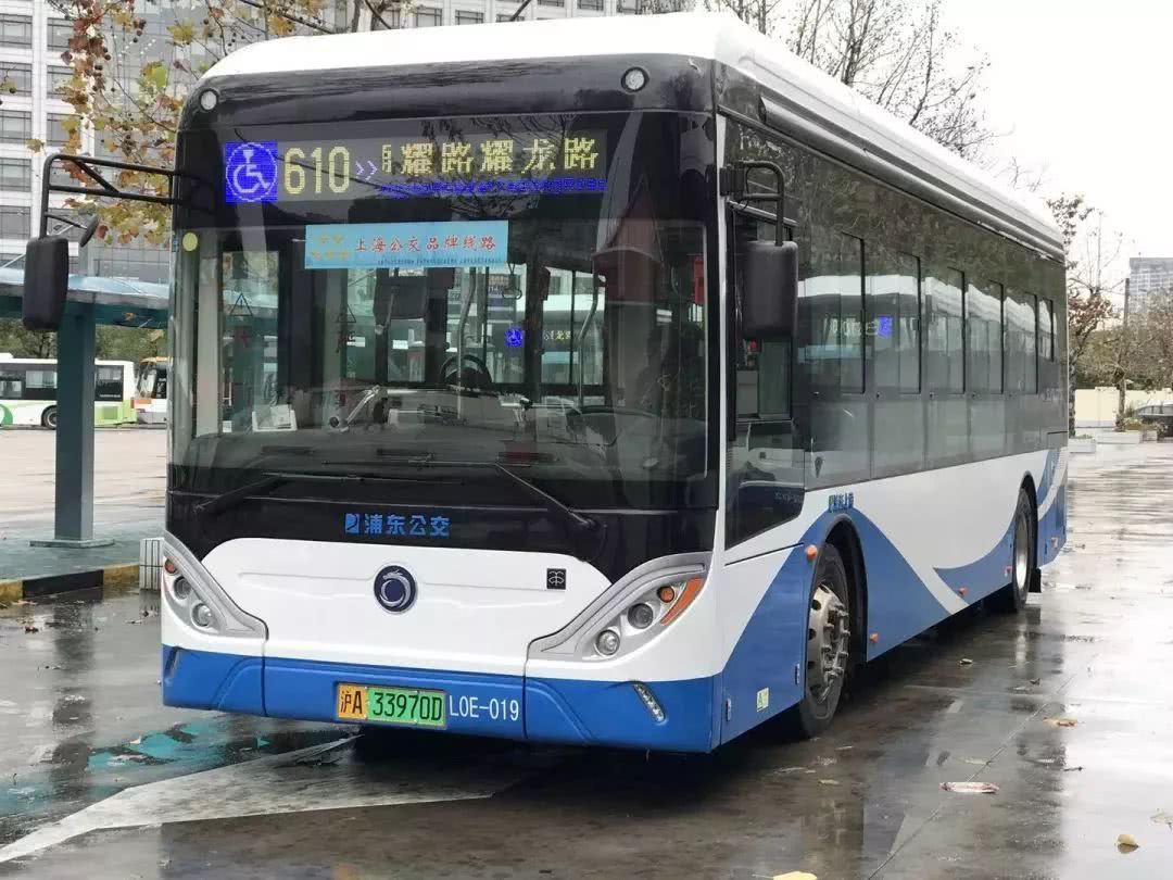 高端纯电动公交车亮相浦东!低地板方便上下车——上海热线hot频道