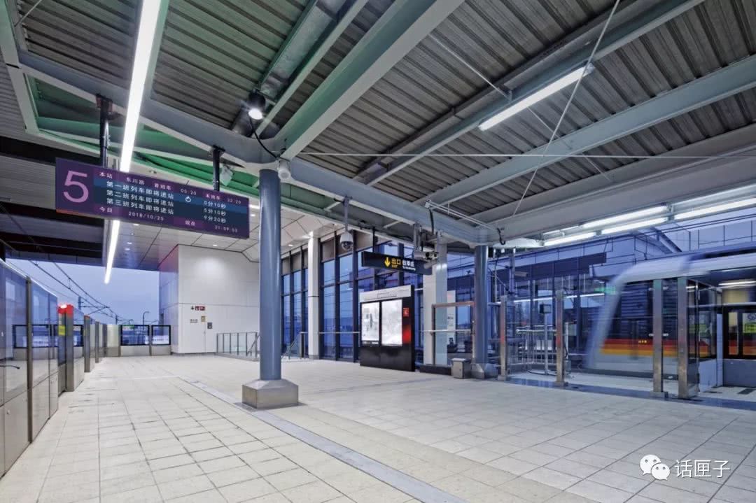 改造一新的5号线东川路站   扩建后这里成为   高架三层双岛式车站