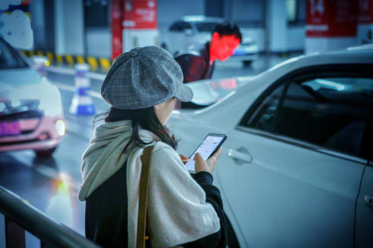 虹桥火车站网约车乱象:司机随意加收停车费,