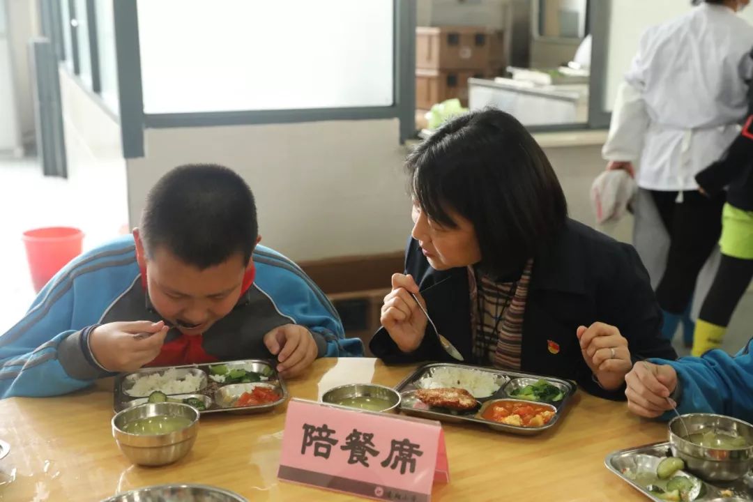 四月开始,校长陪餐!探秘南翔镇学校食堂后厨…