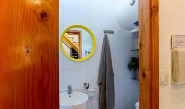 太苦,一家4口挤7㎡蜗居,儿女和父母睡一张床!