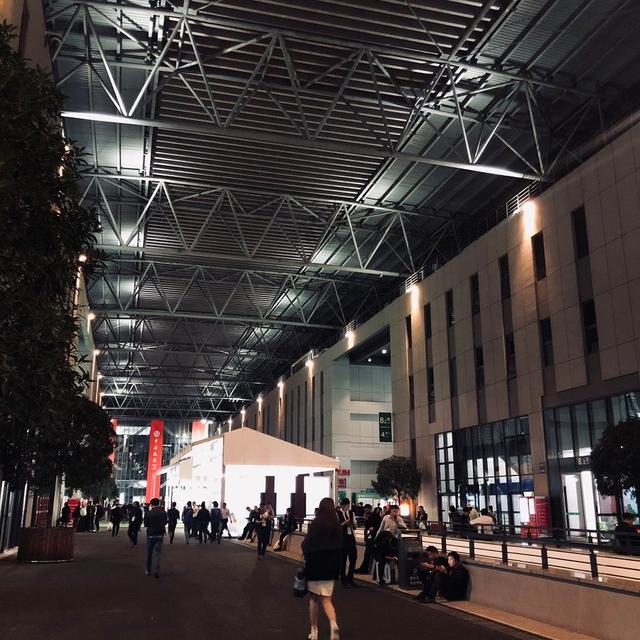 真香!进博会采访间隙一不小心就变成了大型吃播现场