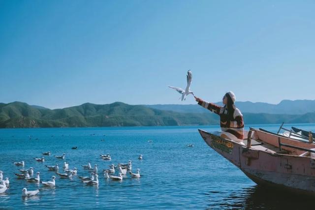 《【无极2娱乐待遇】去看冬季最美神湖！国内超小众“蓬莱仙境”，18°暖阳躺看日出》