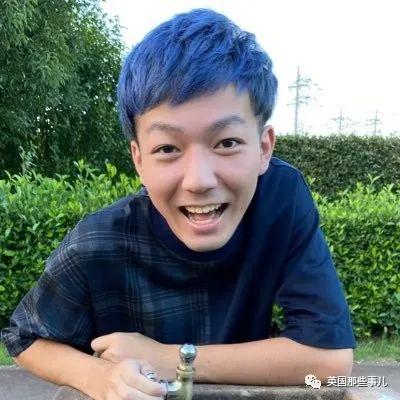 小哥错把蓝色染发剂当成洗面奶,这画风一发不可收拾了哈哈哈哈