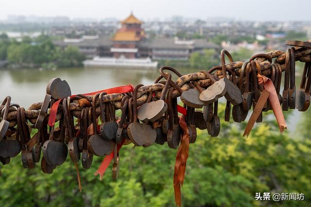 “扔地上不如挂上面!”上海一地铁口栏杆上满是口罩...