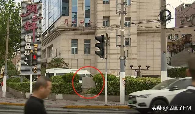 烈士故居遗址纪念碑竟设在酒店停车场,合适吗?