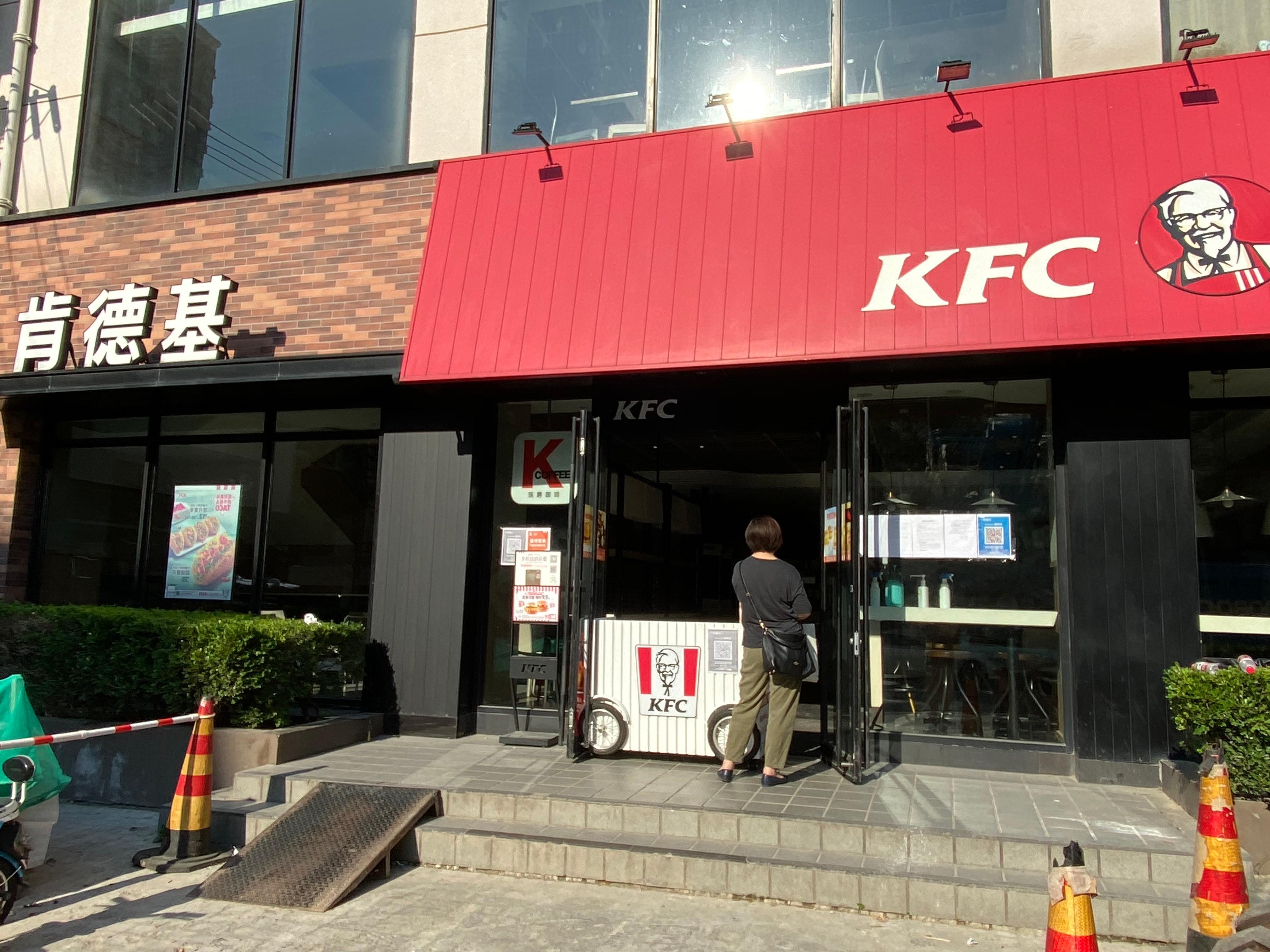 有空调还可慢慢享用上海恢复餐饮堂食首日顾客说很爽