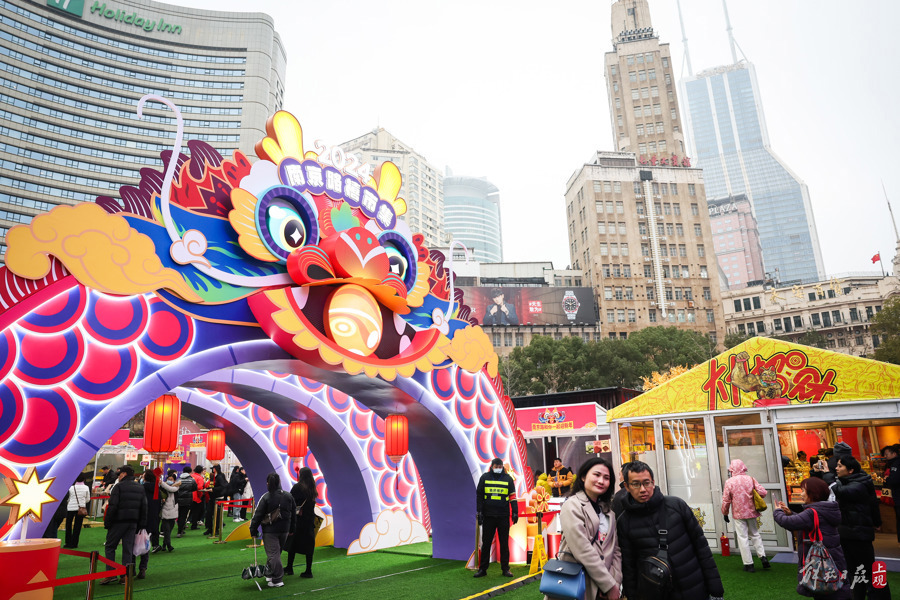 许愿龙,大萌龙,龙形廊道,龙之光影…上海闹市区满街的"龙",春节来了!