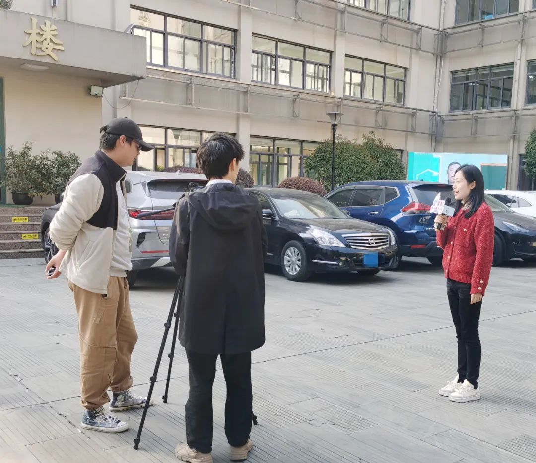 新泾中学成了市里这个原创栏目的拍摄取景地