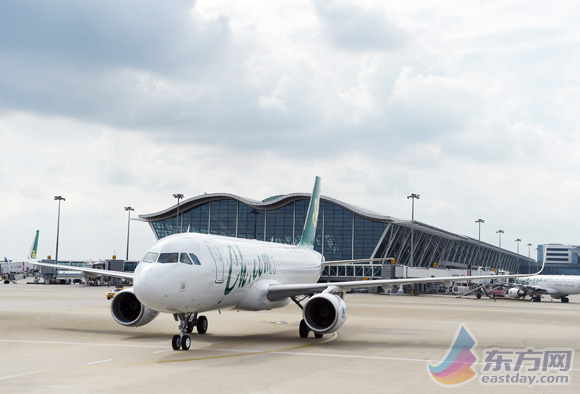 上午8时48分,从德国汉堡飞来的春秋航空一架崭新空客a320落地上海浦东