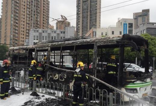 上海一公交车因发动机故障起火 乘客被疏散无人受伤