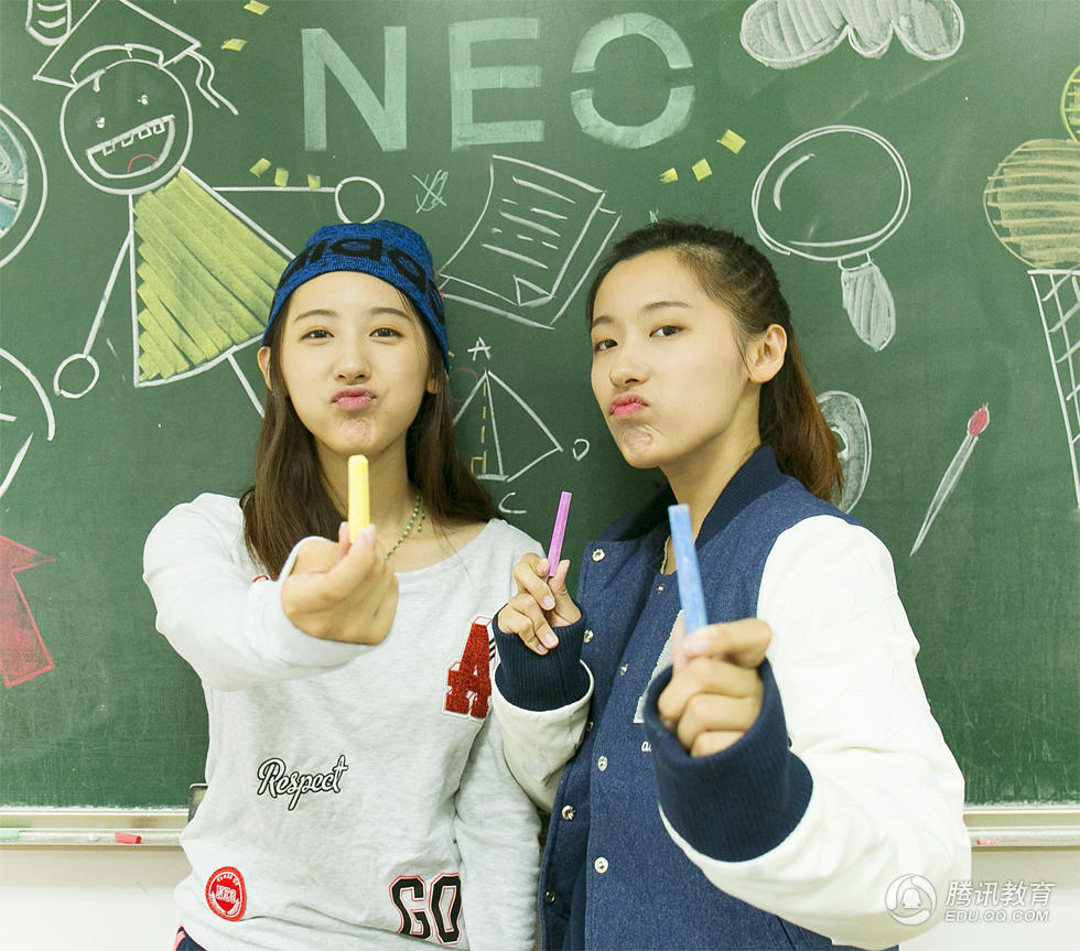 复旦双胞胎校花晒毕业照网友一个人拍就可以了