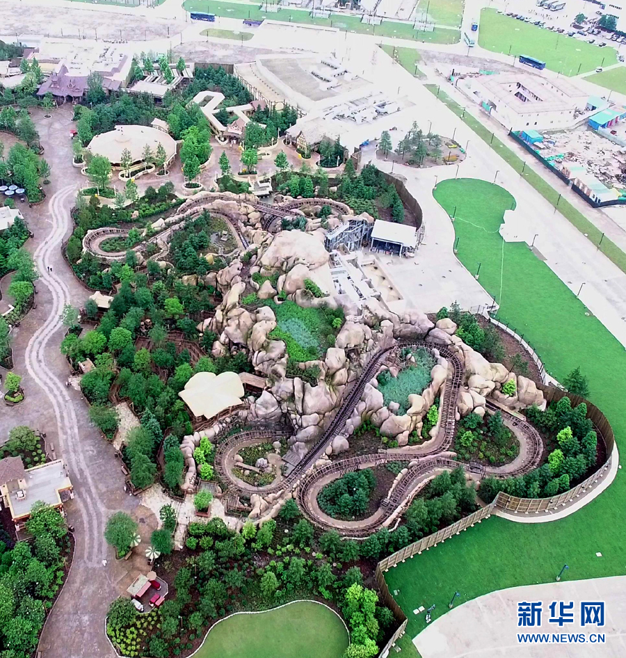 这是6月13日航拍的上海迪士尼乐园内梦幻世界主题园区七个小矮人矿山