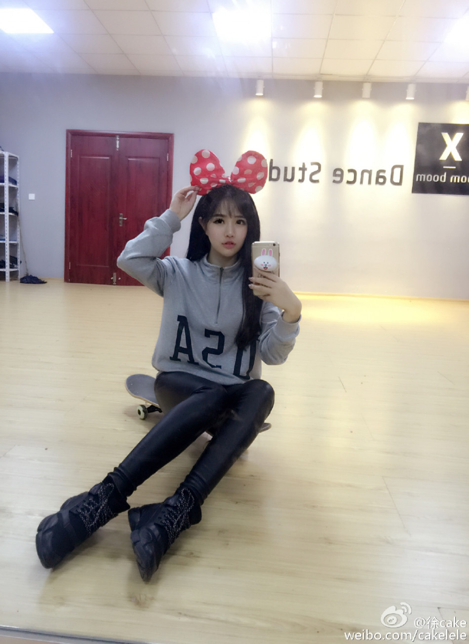 组图上影校花晒旅拍写真秀小蛮腰曲线完美