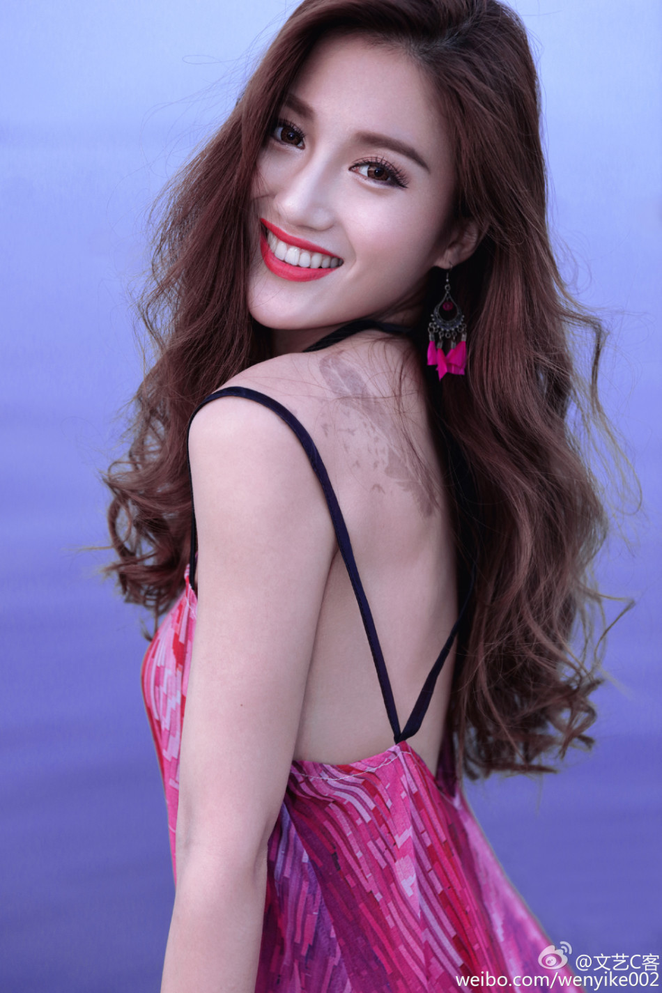 上海热线hot新闻——组图:上海司法学院校花秀小蛮腰曲线完美