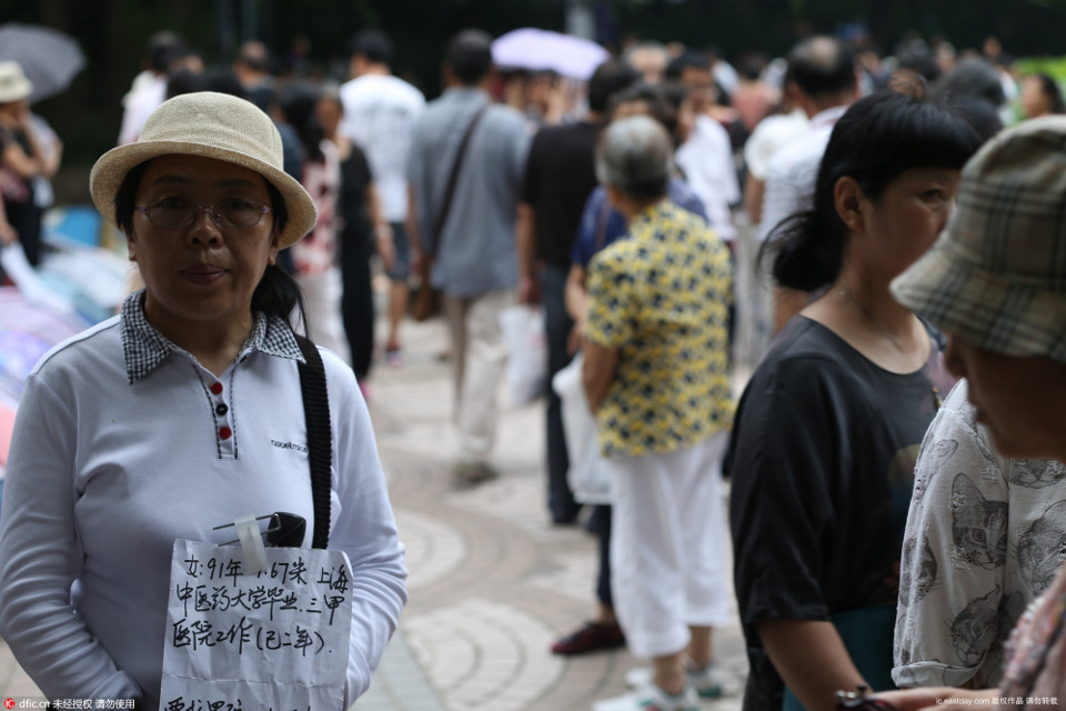 實拍上海人民公園相親角 老人為兒女婚嫁盛夏