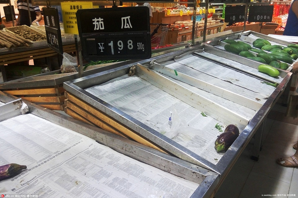 台风妮妲来袭 深圳超市内肉菜档被抢购一空