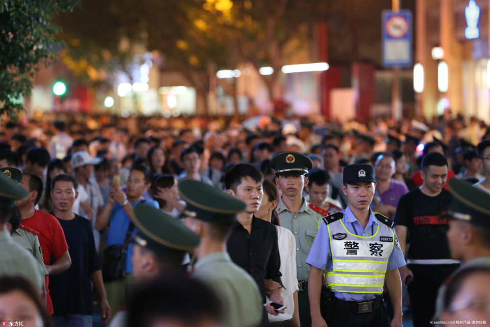 国庆节上海南京路现武警"人墙"场面壮观 安保全面升级