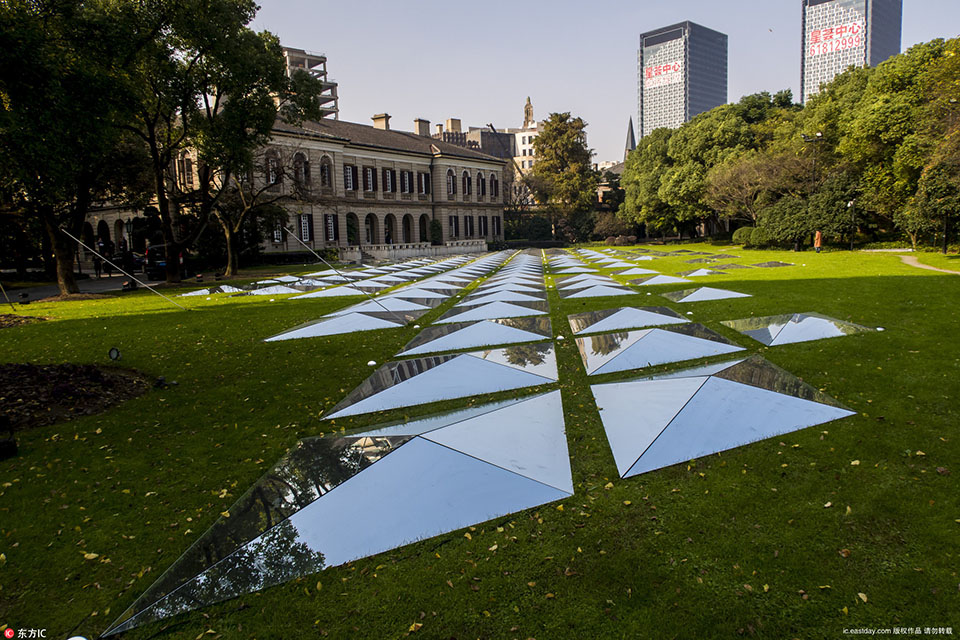 上海外滩源现成片镜面装置 夜间红色灯光效果惊艳