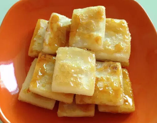 小火将年糕表面煎至金黄酥脆,裹上融化的糖浆,香甜好滋味.