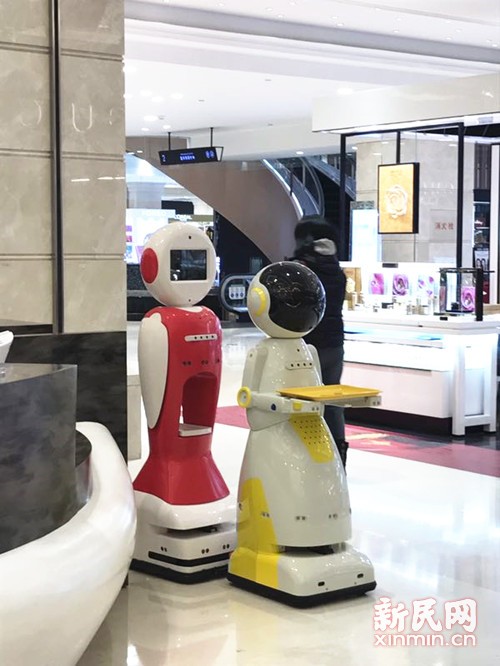 热点新闻  此外,新世界大丸百货还迎来了两位智能机器人迎宾导购.