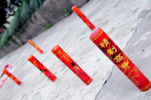 杨浦一小区外惊现大量被弃"高升" 警方:别乱扔可上交回收点