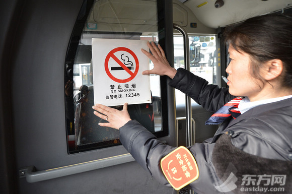 图片说明:49路公交车队在候车站显著位置和车上都贴上了禁烟标志和