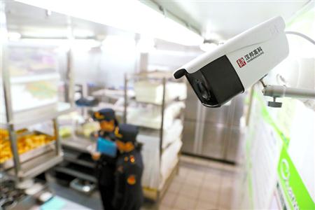 昨天，沪上某餐厅探头设备正对准后厨操作区域，对外进行实时播放。这是上海正在推广的“明厨亮灶”工程，目前已经复制推广到上海2000多家餐饮服务单位。