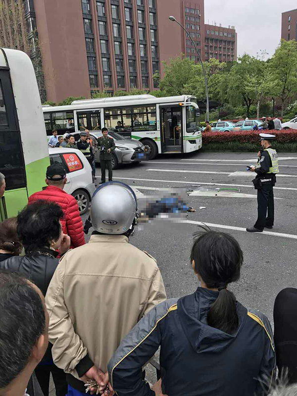 上海热线hot新闻——静安区一公交车冲上人行道导致1人死亡
