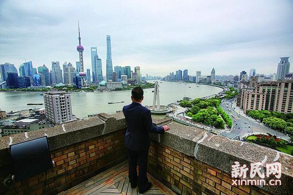 图说:上海大厦的观景露台可以一览浦江两岸的风光.本报记者 周馨摄