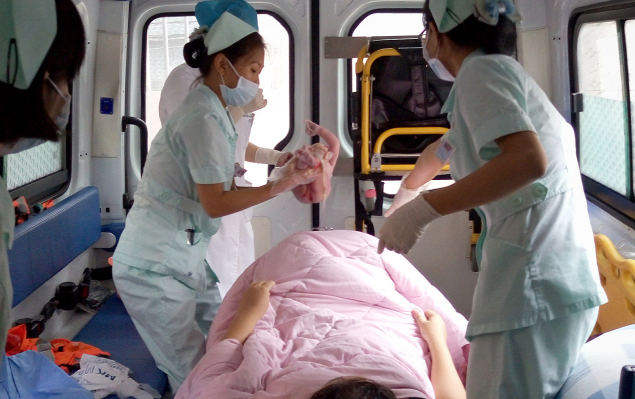 女子腹痛急救车上产子 却表示不知自己怀孕(图)