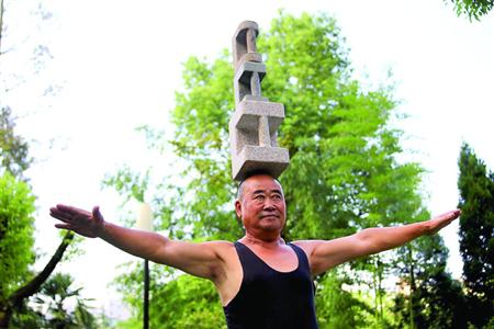沪三泉公园有一群年过半百身怀绝技的人石锁石担信手拈来